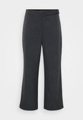 Dunkelgraue, kurz geschnittene Hose mit maßgeschneidertem Schnitt, diagonalem Frontverschluss, einem Knopfdetail und glatter Stoffoberfläche.