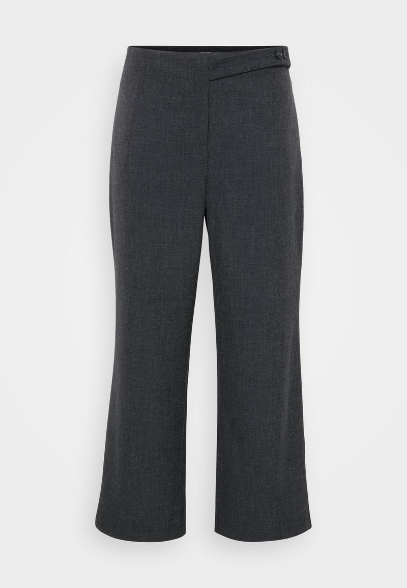 Dunkelgraue, kurz geschnittene Hose mit maßgeschneidertem Schnitt, diagonalem Frontverschluss, einem Knopfdetail und glatter Stoffoberfläche.
