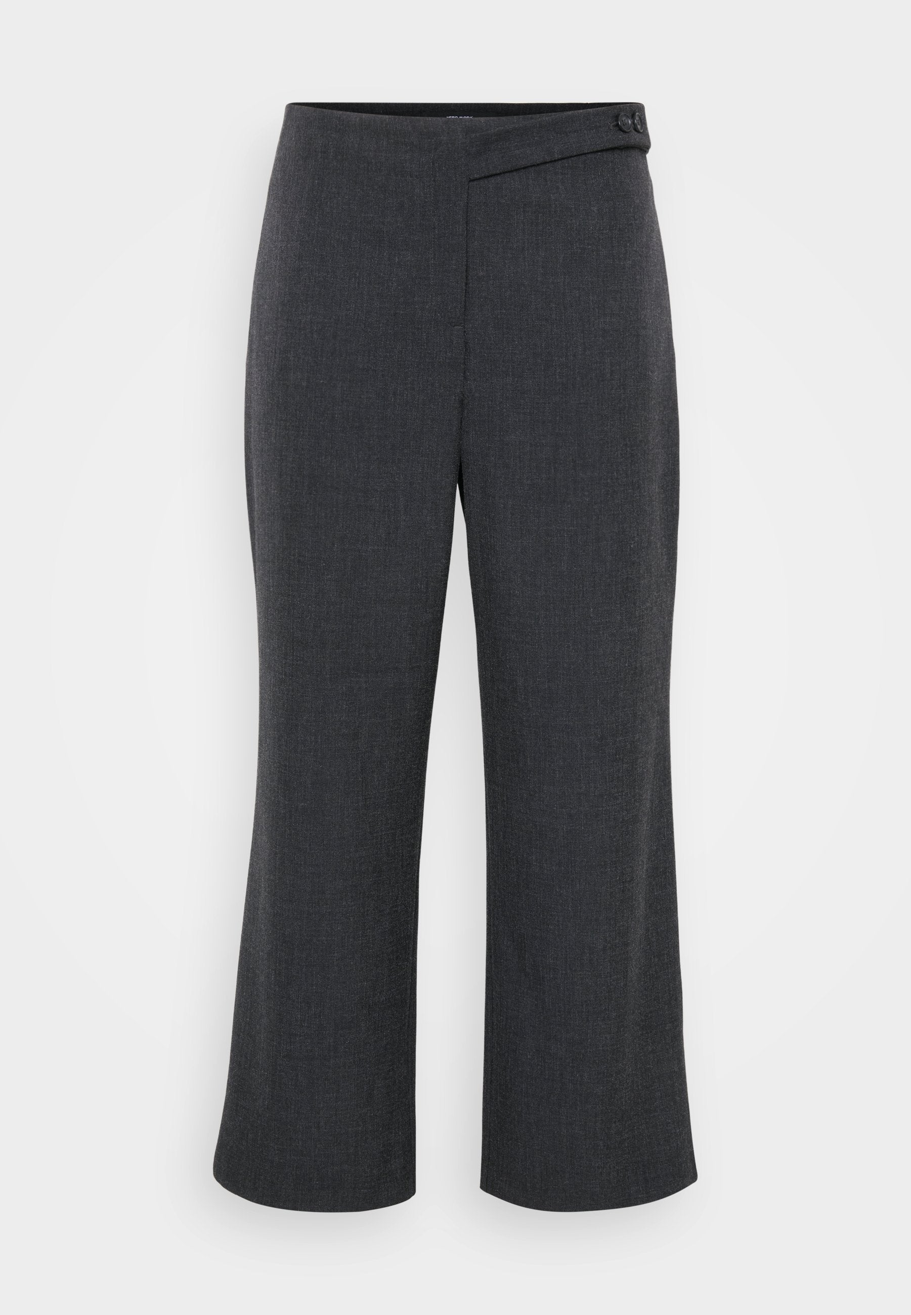 Dunkelgraue, kurz geschnittene Hose mit maßgeschneidertem Schnitt, diagonalem Frontverschluss, einem Knopfdetail und glatter Stoffoberfläche.