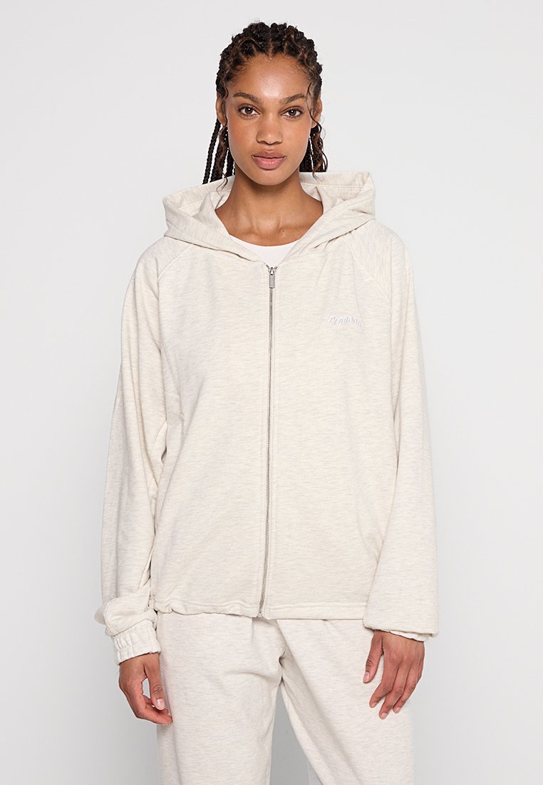 Hellbeige Zip-Hoodie aus Baumwollmischung, mit einem lässigen Schnitt, einer großen Kapuze, gerippten Bündchen und einem kleinen gestickten Logo auf der Brust.