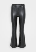Schwarze Kunstleder-weit geschnittene Hose mit elastischem Bund, vertikalen Nähten und einer glatten Textur. Einfaches, elegantes Design.