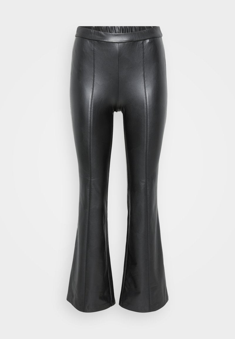 Schwarze Kunstleder-weit geschnittene Hose mit elastischem Bund, vertikalen Nähten und einer glatten Textur. Einfaches, elegantes Design.
