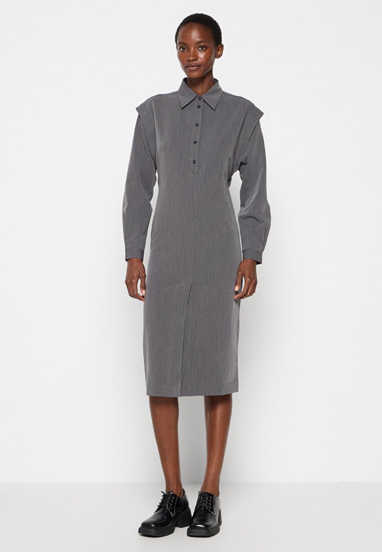 Graues Midi-Kleid mit Kragen, langen Ärmeln und Knopfleiste. Hat einen geraden Schnitt mit einem leichten Faltenwurf am Saum. Glatte Textur.