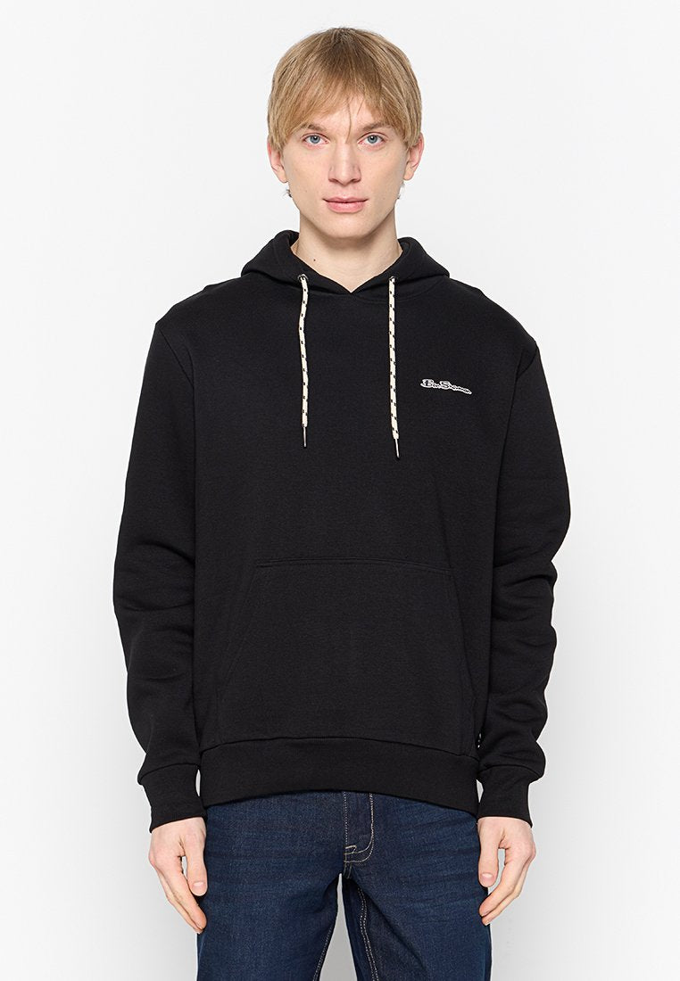 Schwarzer Kapuzenpullover mit einer Fronttasche, kontrastierenden Kordeln und einem kleinen Logo auf der Brust. Hergestellt aus weichem Stoff mit lockerer Passform.