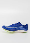 Blaues Sportschuh mit einem strukturierten Mesh-Obermaterial, das silberne Akzente und ein leichtes Design aufweist. Gelb-grüne Stollen an der Sohle für Traktion.