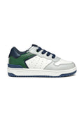 Weiße Leder-Sneaker mit marineblauen und grünen Akzenten, durchbrochenen Seiten, Schnürdesign, gepolsterter Sohle und strukturiertem Gummiaußenrand.