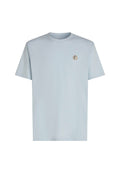 Hellblaues Baumwoll-T-Shirt mit kurzen Ärmeln, Rundhalsausschnitt und einem runden Logopatch auf der linken Brust. Glatte Textur, Standardpassform.