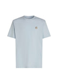 Hellblaues Baumwoll-T-Shirt mit kurzen Ärmeln, Rundhalsausschnitt und einem runden Logopatch auf der linken Brust. Glatte Textur, Standardpassform.