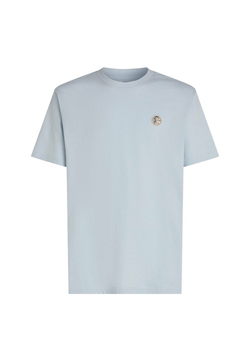 Hellblaues Baumwoll-T-Shirt mit kurzen Ärmeln, Rundhalsausschnitt und einem runden Logopatch auf der linken Brust. Glatte Textur, Standardpassform.