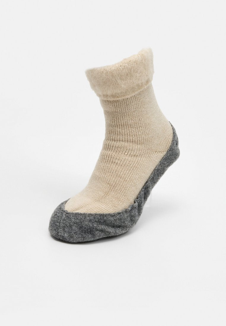 Beige Wollsocke mit dickem, flauschigem Bund und grauer verstärkter Sohle sowie Zehenbereich, konzipiert für Wärme und Komfort.