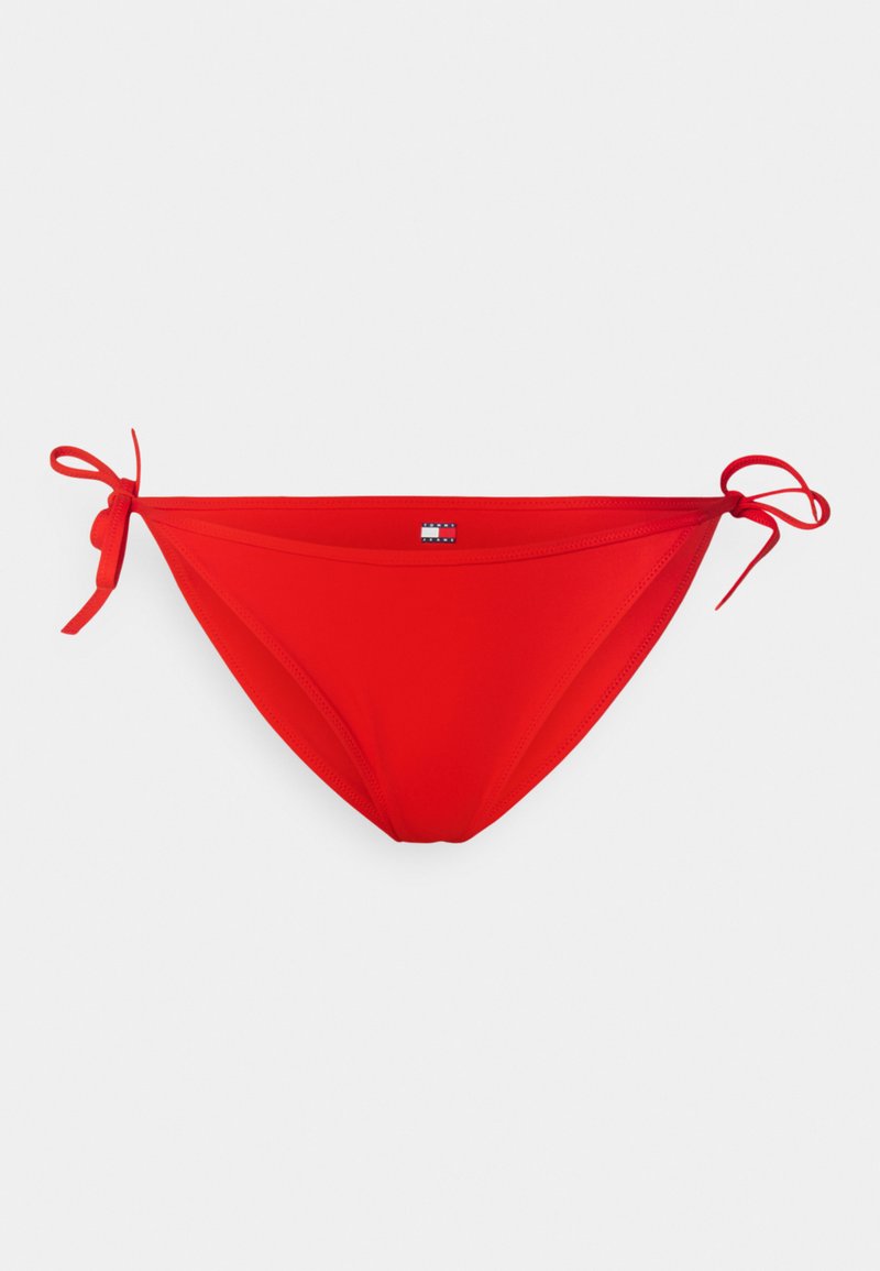 Rote Bikini-Hose aus glattem Stoff, mit verstellbaren Bindebändern an jeder Seite und einem kleinen Markenlogo in der Mitte vorne.