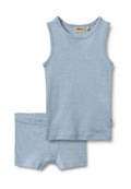 Hellblaues, geripptes Tanktop und passende Shorts. Weicher, dehnbarer Stoff ohne Muster. Das Tanktop hat breite Träger und einen runden Ausschnitt.