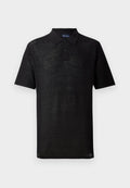Schwarzes Polohemd aus strukturiertem Strickstoff. Mit kurzen Ärmeln, einem Kragen und einer Knopfleiste mit drei Knöpfen. Leichtes Design, lässige Passform.