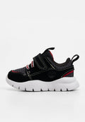 Schwarzer Sneaker mit roten Akzenten, einer strukturierten Oberseite und Klettverschluss, weißer Sohle und einem runden Logo an der Seite.