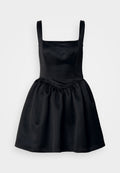 Schwarzes Satin-Kleid mit quadratischem Ausschnitt, dicken Schulterträgern und einem ausgestellten Rock mit gerafftem Taillendetail. Glatte Textur insgesamt.