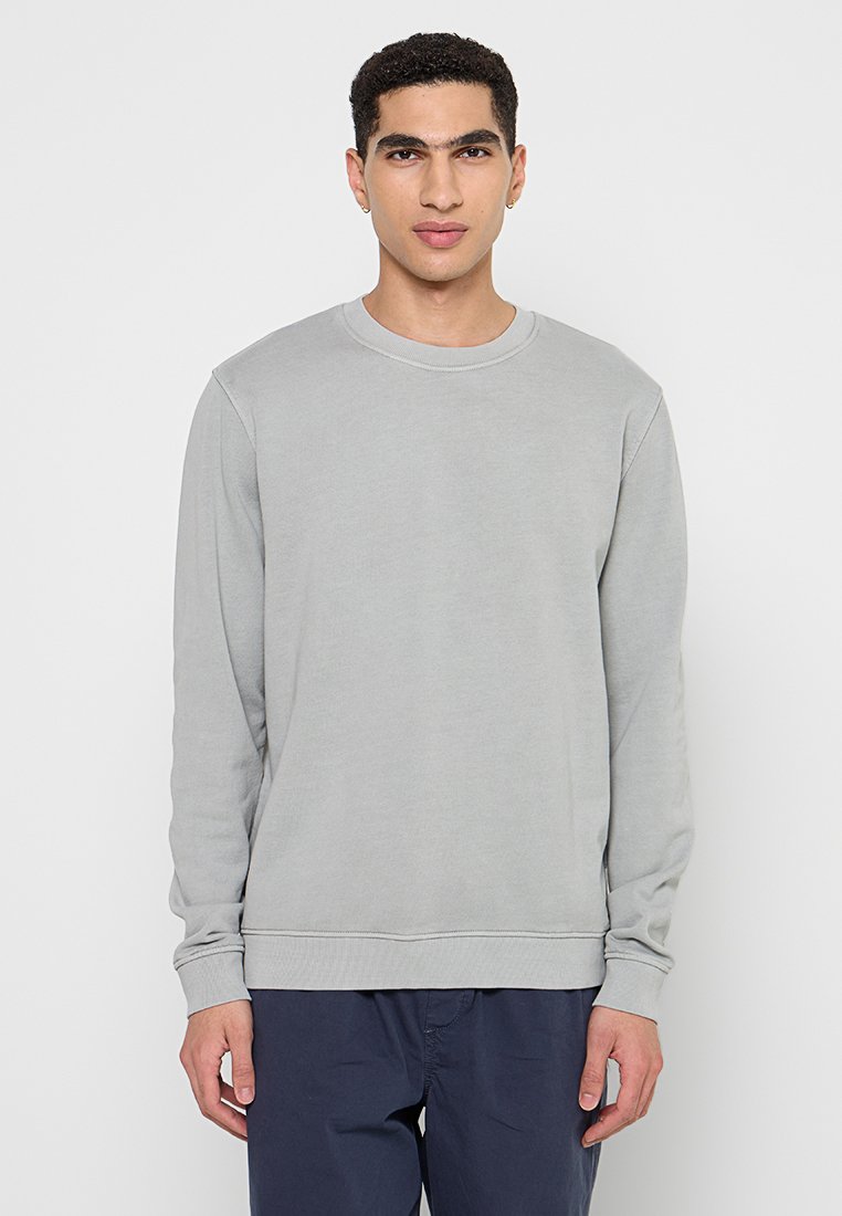 Hellgrauer Sweatshirt mit langen Ärmeln, Rundhalsausschnitt, gerippten Bündchen und Saum, aus weichem Stoff gefertigt. Einfaches Design, minimale Details.