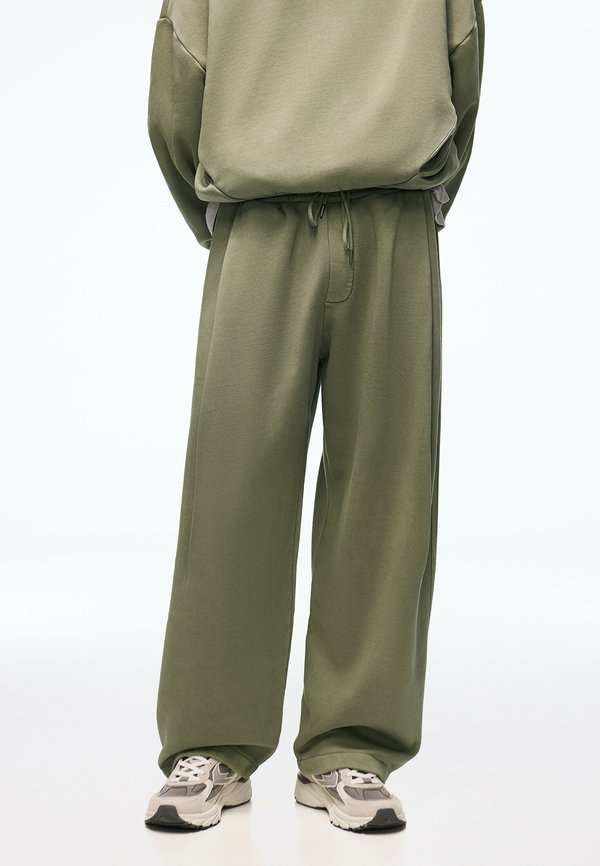 Bershka BALLOON WASHED - TRACKSUIT BOTTOMS - Tracksuit bottoms - khaki