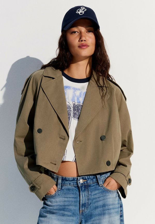 Bershka SHORT WITH PLEATS - TRENCH COAT - Summer jacket - beige