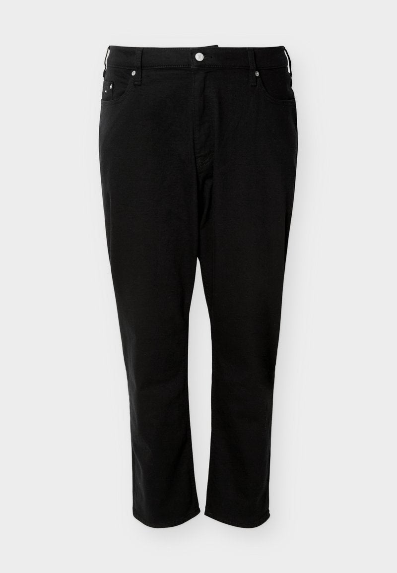 Schwarze Jeans mit geradem Bein, Frontknopf und Nieten-Details, dargestellt auf einem hellgrauen Hintergrund.