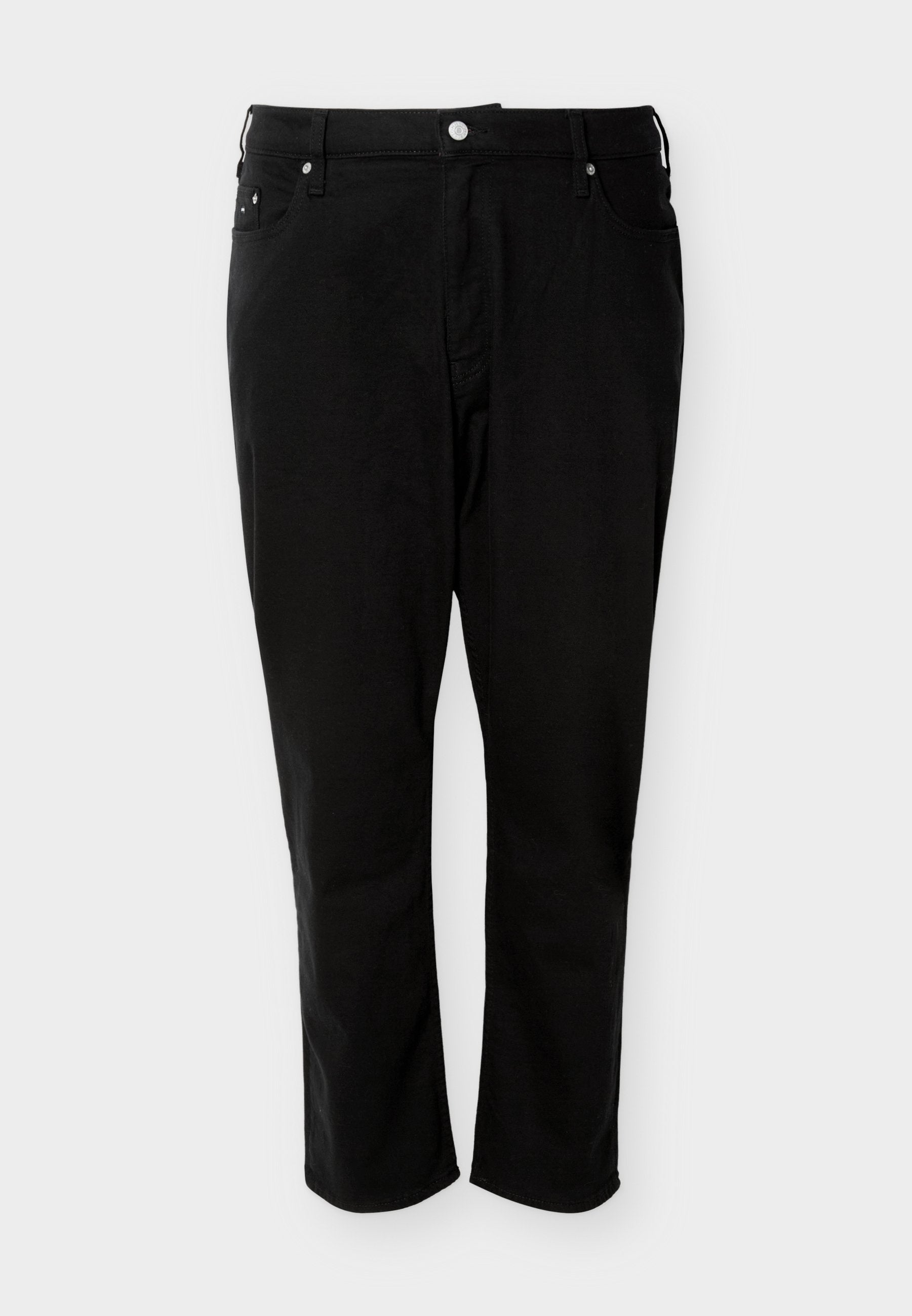 Schwarze Jeans mit geradem Bein, Frontknopf und Nieten-Details, dargestellt auf einem hellgrauen Hintergrund.