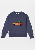 Marineblauer Pullover mit gerippter Textur, bestickt mit einem gelben Auto, das einen grünen Baum auf dem Dach trägt. Rundhalsausschnitt und lange Ärmel.