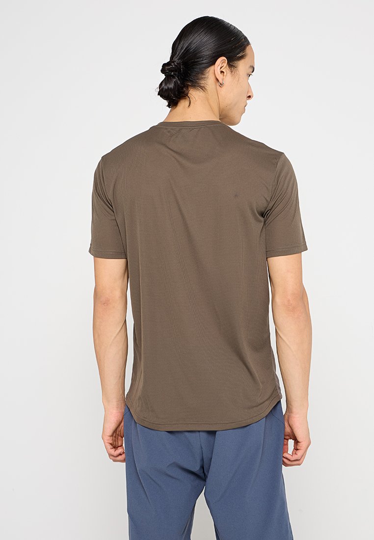 REGULAR FIT Media 2