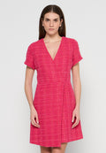 Rosa Wickelkleid aus strukturierter Stoff mit Karomuster, kurzen Ärmeln und V-Ausschnitt. Es hat eine taillierte Passform und einen ausgestellten Rock.