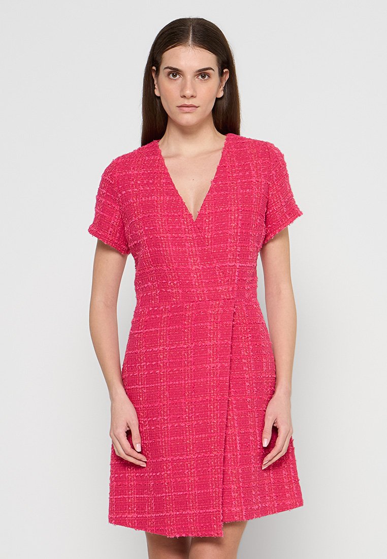 Rosa Wickelkleid aus strukturierter Stoff mit Karomuster, kurzen Ärmeln und V-Ausschnitt. Es hat eine taillierte Passform und einen ausgestellten Rock.