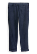 Navy Cord-Hosen mit gerippter Textur, geradem Schnitt, zwei Seitentaschen und hochgekrempelten Säumen. Mit einem Knopfverschluss an der Taille.