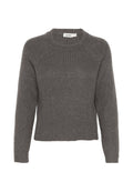 Grauer, gerippter Pullover mit Rundhalsausschnitt und langen Raglanärmeln. Weiche Textur und lockere Passform. Etikett sichtbar am Ausschnitt.