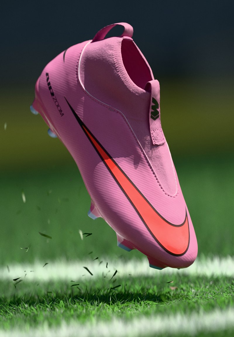 Rosa Fußballschuh mit einem glatten, strukturierten Obermaterial, das einen auffälligen schwarzen und orangefarbenen Nike-Swoosh aufweist, sowie einer kurzen Zuglasche; leichtes Design.
