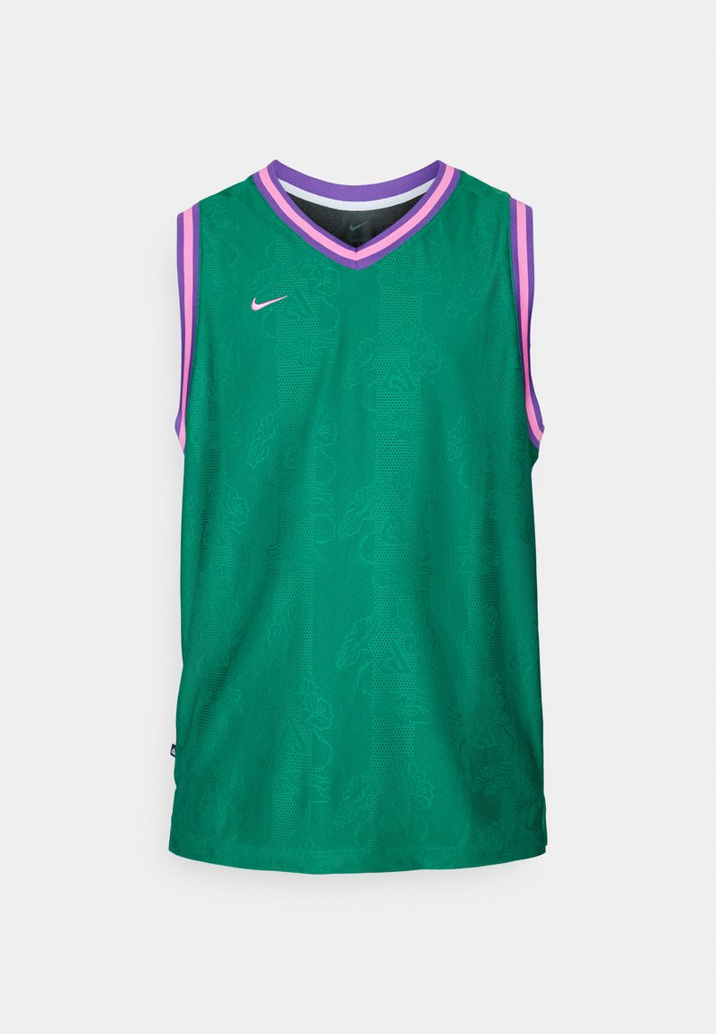 Grünes ärmelloses Basketball-Trikot mit einem V-Ausschnitt in Lila und Pink, strukturierten Mustern und einem kleinen weißen Nike-Logo auf der Brust.