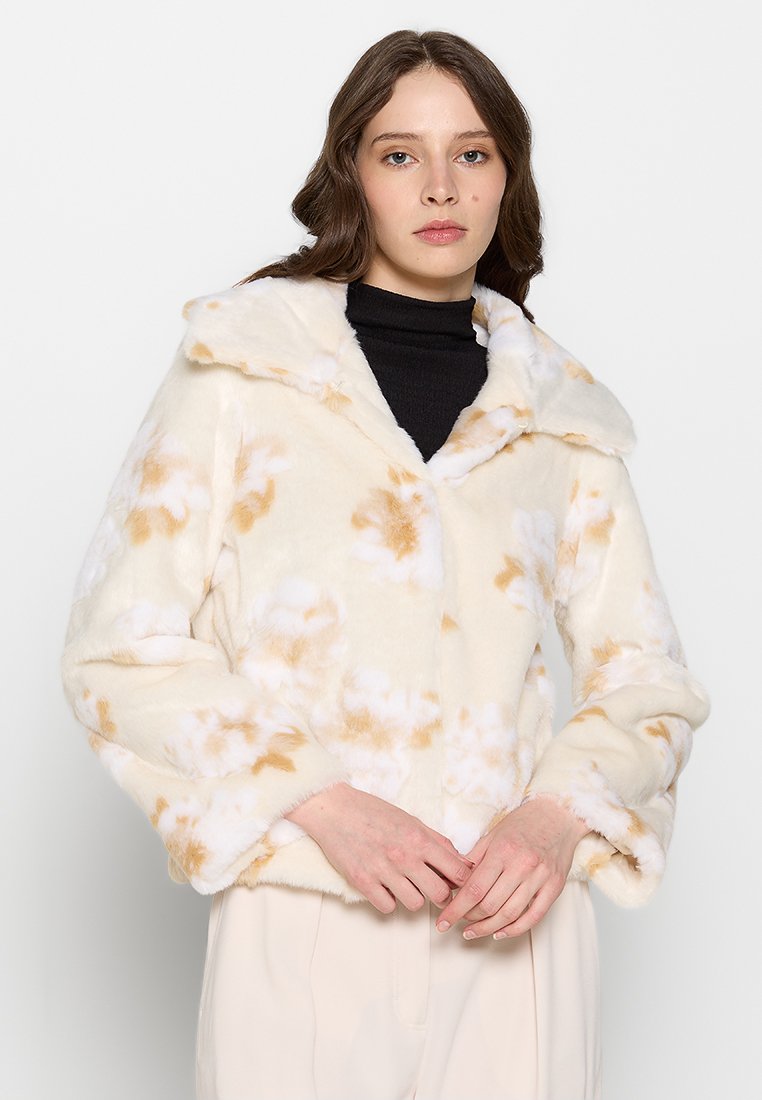 Cremefarbener Kunstfelljacke mit floralen Mustern in sanften Orange- und Weißtönen. Verfügt über einen breiten Kragen und einen lässigen Schnitt.