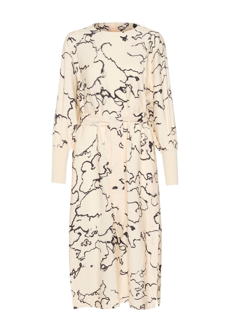 Creme Midi-Kleid mit schwarzem abstraktem Marmor-Muster, langen Ärmeln, Rundhalsausschnitt und Taillierung durch einen Gürtel.