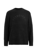 Schwarzer, flauschiger Pullover mit langen Ärmeln, Rundhalsausschnitt und geprägtem Text "AVISSAINTS" in einem Bogen über der Brust.