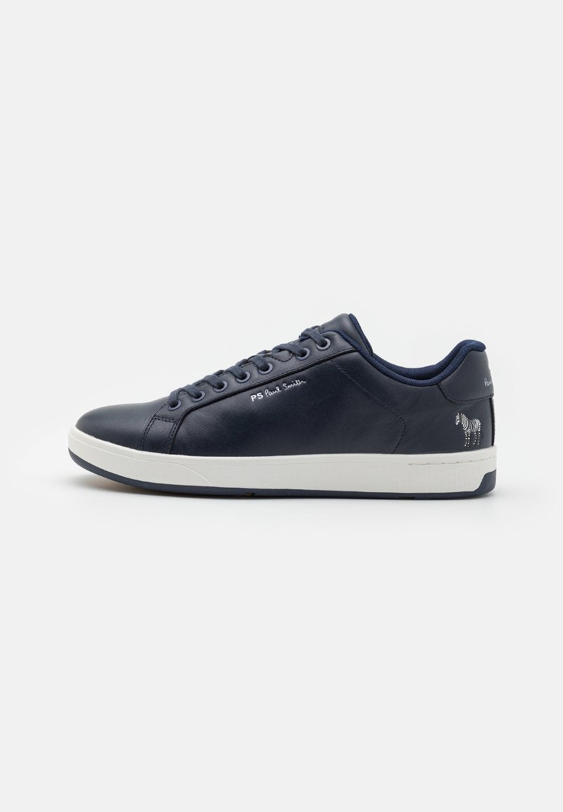 Navyblaue Ledersneaker mit weißer Gummisohle, Schnürdesign sowie silberner Prägung und Zebradruck auf der Ferse. Glatte Oberfläche.