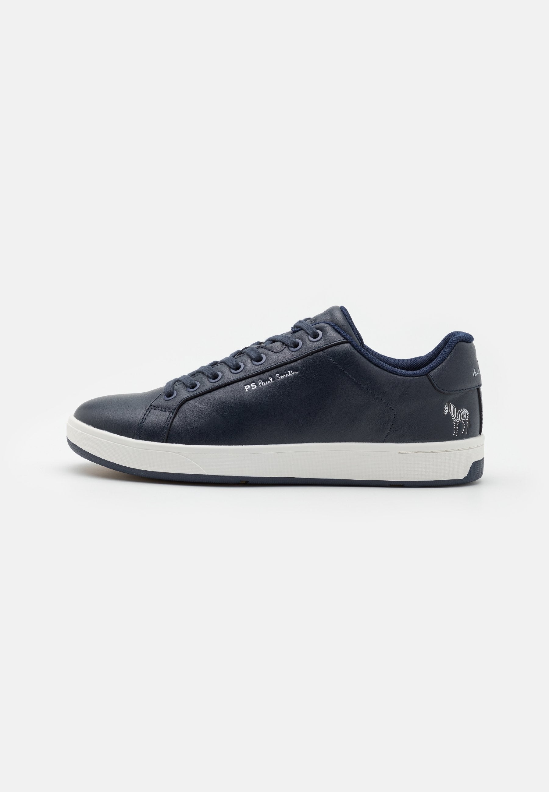 Navyblaue Ledersneaker mit weißer Gummisohle, Schnürdesign sowie silberner Prägung und Zebradruck auf der Ferse. Glatte Oberfläche.