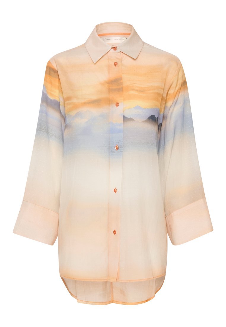 Leichte, durchsichtige Bluse mit langen Ärmeln, beigem Grundton und Farbverlauf in Orange, Blau und Weiß, der einer Landschaft ähnelt. Verfügt über einen Knopfverschluss.