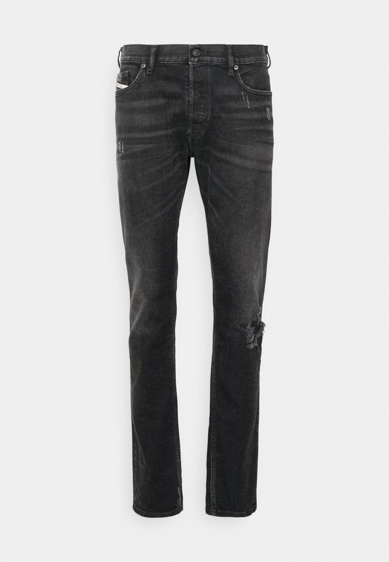 Schwarze Denim-Jeans mit geradem Schnitt, versehen mit Abnutzungsspuren am Knie, Fünf-Taschen-Design und subtiler Ausbleichung der Stoffstruktur.