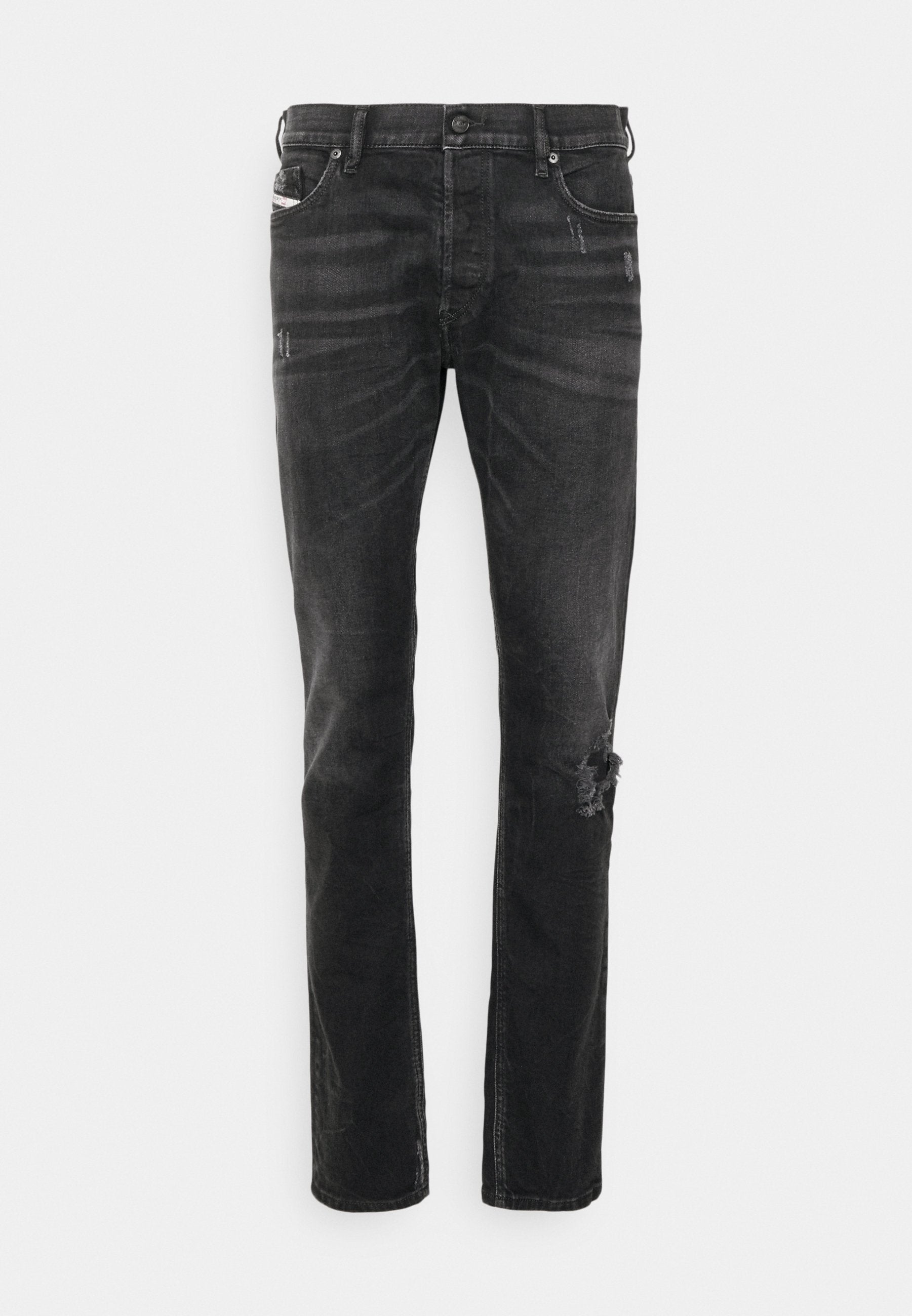 Schwarze Denim-Jeans mit geradem Schnitt, versehen mit Abnutzungsspuren am Knie, Fünf-Taschen-Design und subtiler Ausbleichung der Stoffstruktur.
