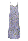 Floral-midi-Kleid in Hellblau mit lila und grünen Mustern, mit dünnen Trägern und einem gestuften Saum. Hergestellt aus leichtem Stoff.