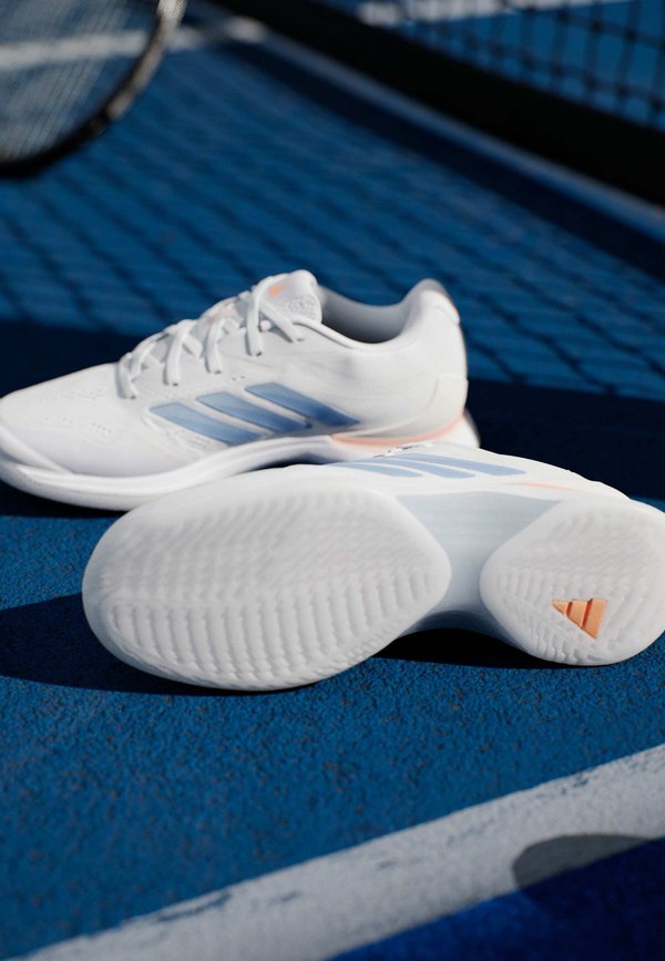 adidas Performance AVACOURT 3