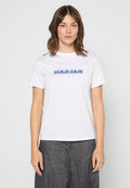 Weißes Baumwoll-T-Shirt mit kurzen Ärmeln und Rundhalsausschnitt, mit einem blauen "HADJAR"-Logo auf der Brust. Glatte Textur, klassische Passform.