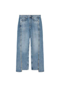 Hellblaue Jeans aus Denim mit geraden Beinen, vorderen Taschen und vertikalen Metallnieten entlang der Seitennähte und Taschenränder.