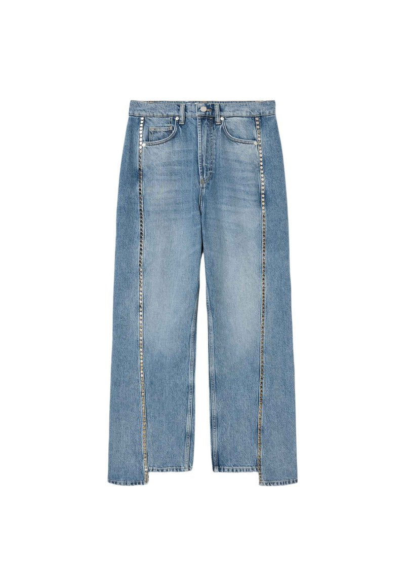 Hellblaue Jeans aus Denim mit geraden Beinen, vorderen Taschen und vertikalen Metallnieten entlang der Seitennähte und Taschenränder.