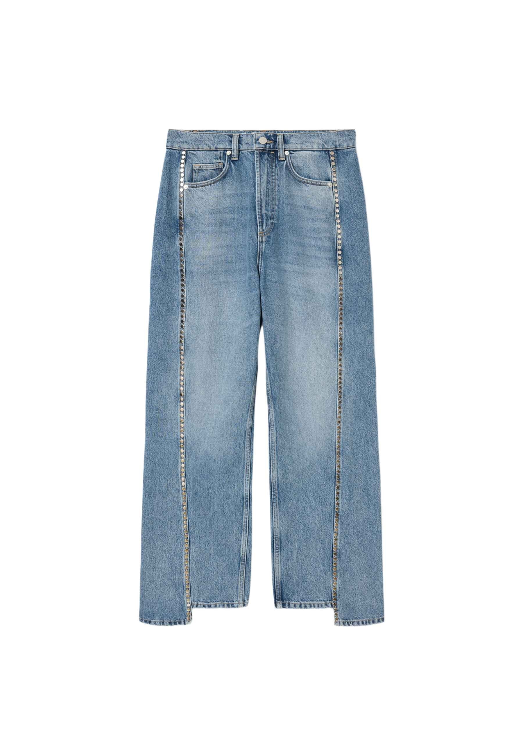 Hellblaue Jeans aus Denim mit geraden Beinen, vorderen Taschen und vertikalen Metallnieten entlang der Seitennähte und Taschenränder.