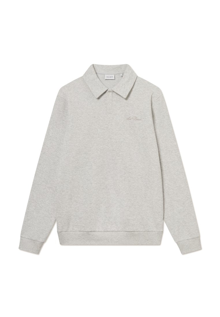 Helles graues Sweatshirt mit Polo-Kragen, langen Ärmeln und gerippten Bündchen. Besitzt dezente Logo-Stickerei auf der Brust. Weicher Stoff.