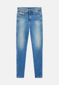 Hellblaue Denim-Jeans mit Slim-Fit, ausgestattet mit ausgewaschenen Bereichen, einem klassischen Fünf-Taschen-Design und einem Knopfverschluss.