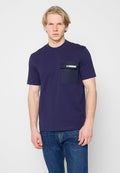 Marineblaue kurzärmelige T-Shirt aus Baumwolle mit einer Brusttasche. Die Tasche verfügt über eine schwarze Klappe und ein graues Etikett. Einfaches, legeres Design.