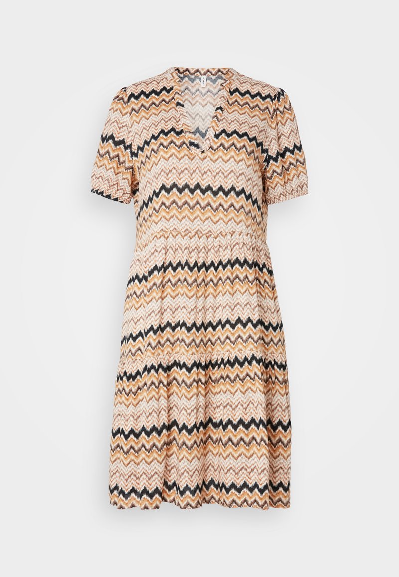 Kurzärmliges Kleid im Zickzackmuster mit orangefarbenen, beigen und schwarzen Farbtönen. V-Ausschnitt, elastischer Bund und ein ausgestellter Rock.